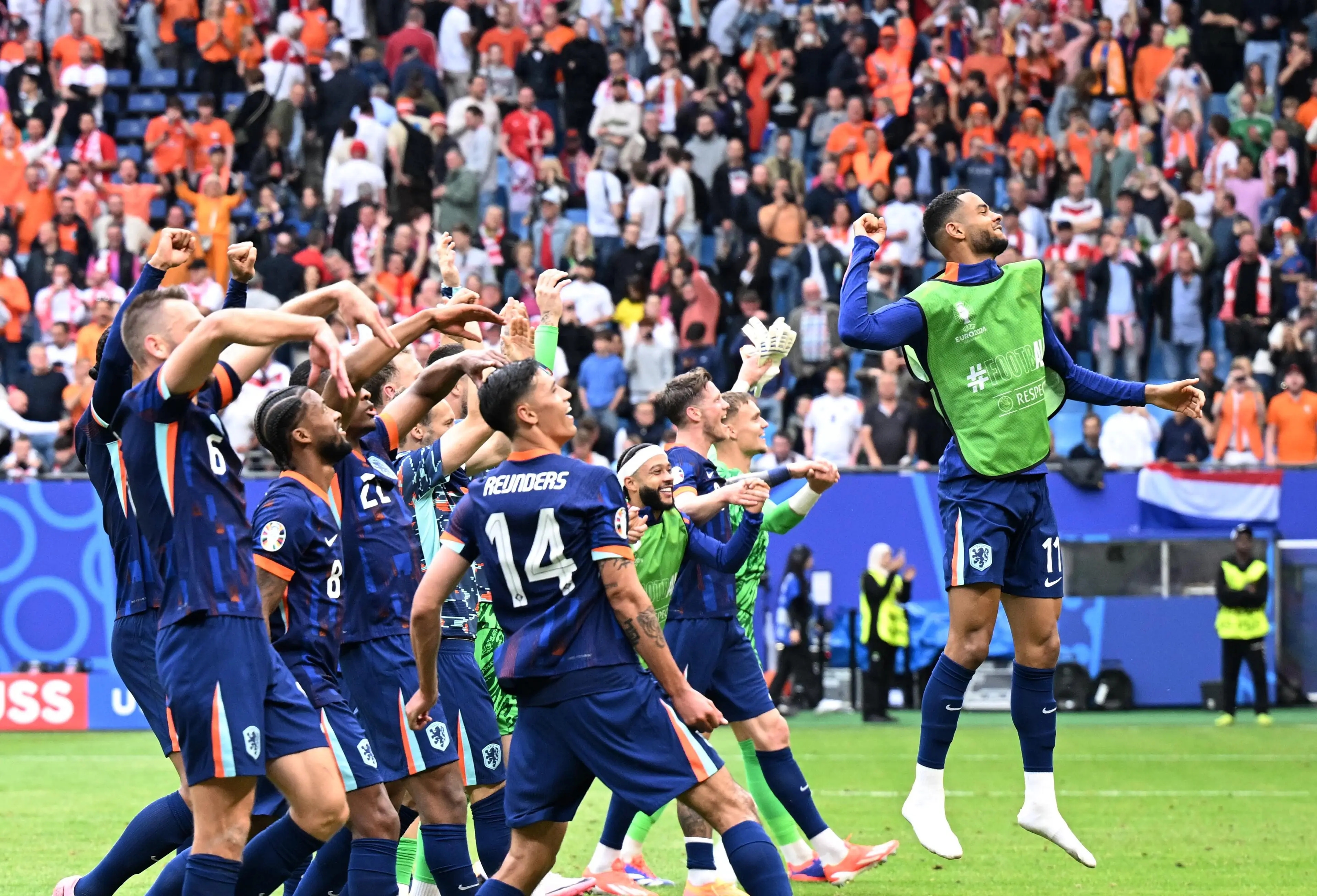 关于足球联赛中球队实力对决，一场紧张对抗陷入僵局的信息