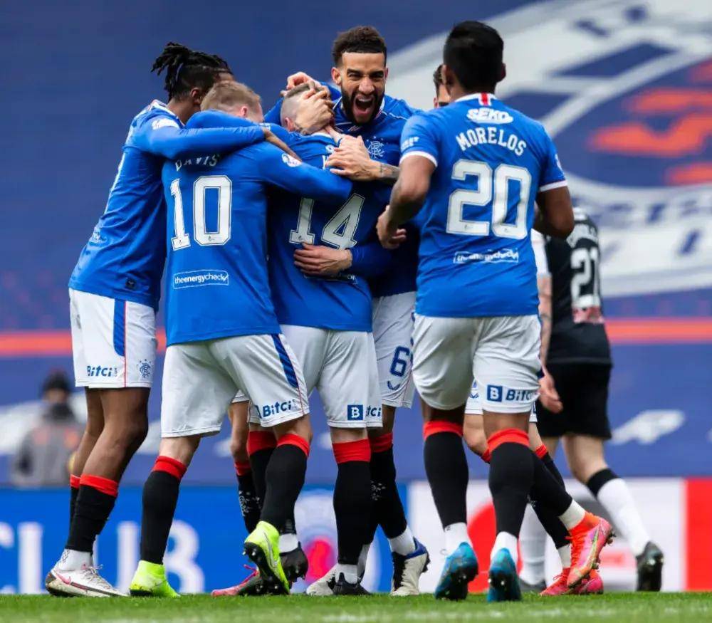 强队擦肩:球场上的较量,惊心动魄的简单介绍 强队擦肩:球场上的较量,惊心动魄的简单介绍