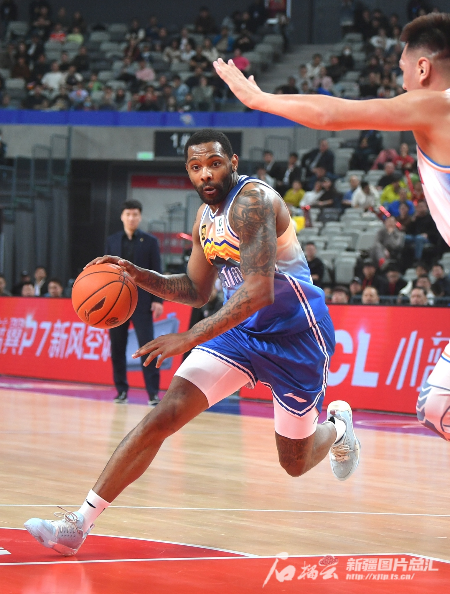 新疆男篮主场大胜，全队高兴欢呼的简单介绍