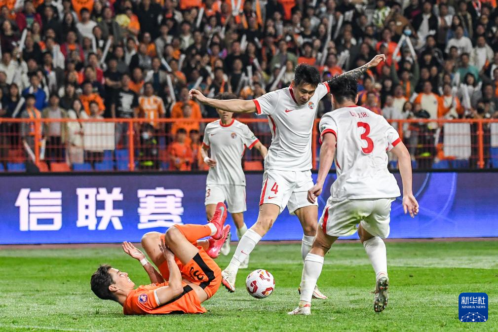 火爆足球对抗，精湛技艺展现无遗的简单介绍