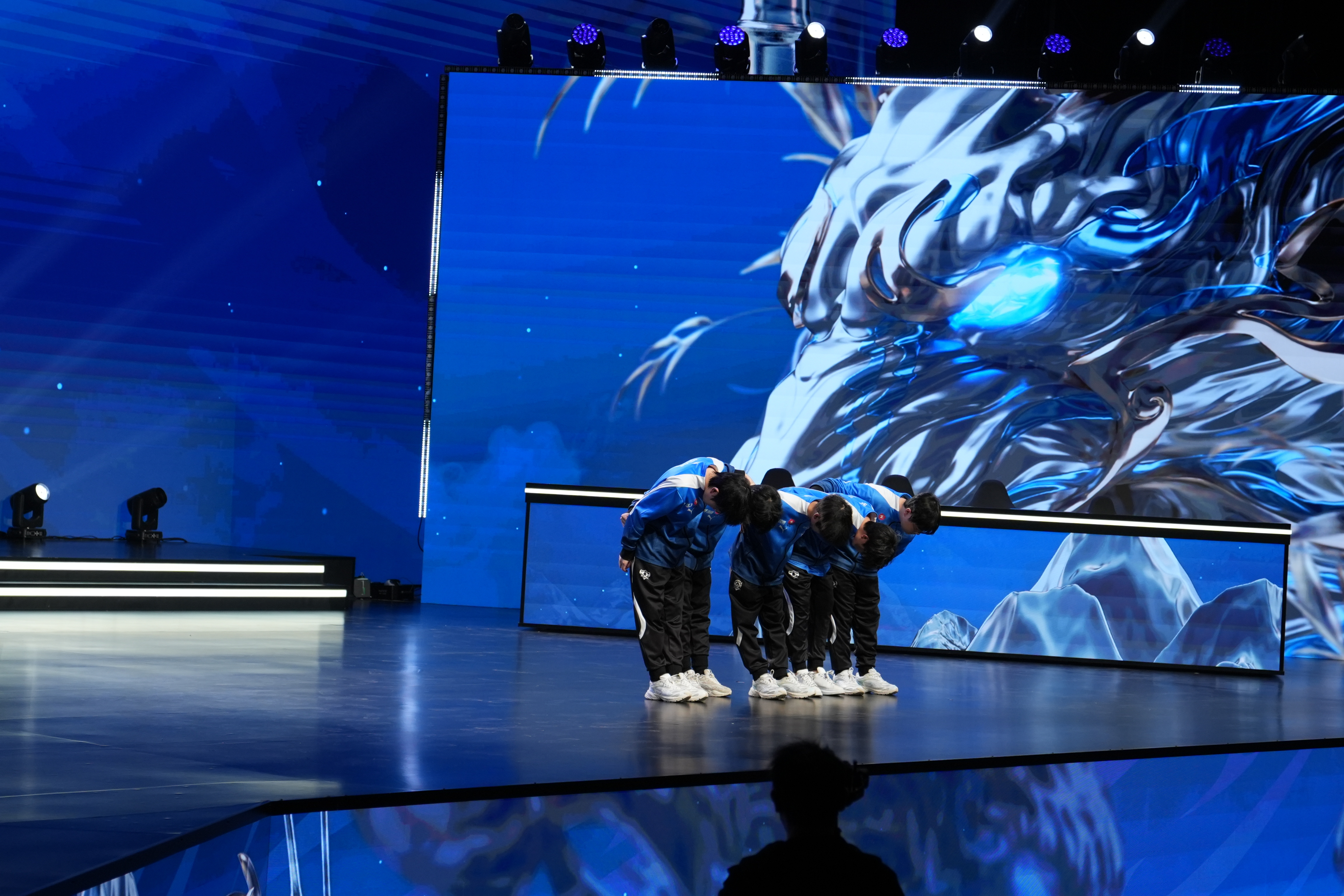 精彩对决激情迸发，震撼球场的简单介绍