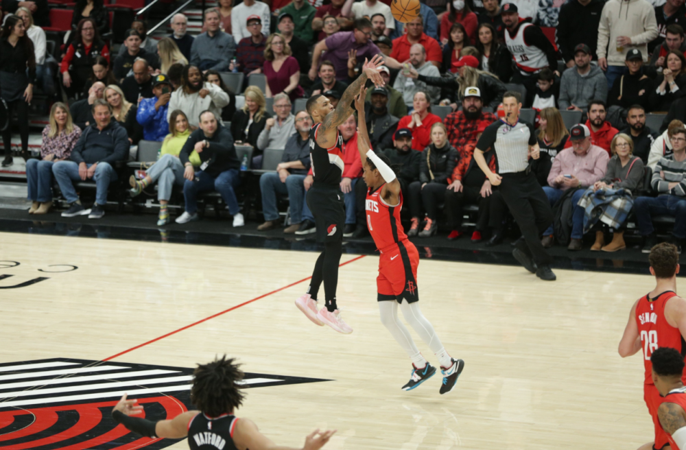 开拓者主场大败湖人，利拉德突破得分表现却难忧助攻