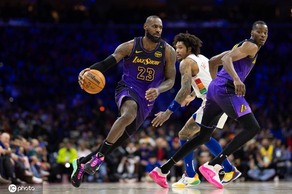 爱游戏登录入口-湖人主场轻取76人，戴维斯高效得分