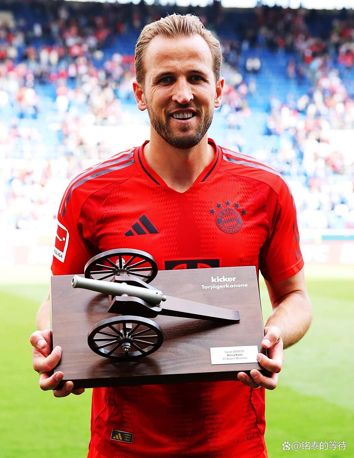 拜仁慕尼黑前锋荣膺德甲射手王,锁定金靴的简单介绍 拜仁慕尼黑前锋荣膺德甲射手王,锁定金靴的简单介绍