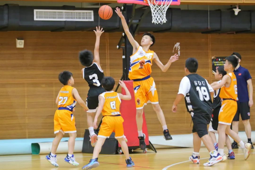 青年篮球比赛增加参与度，培养新一代球星