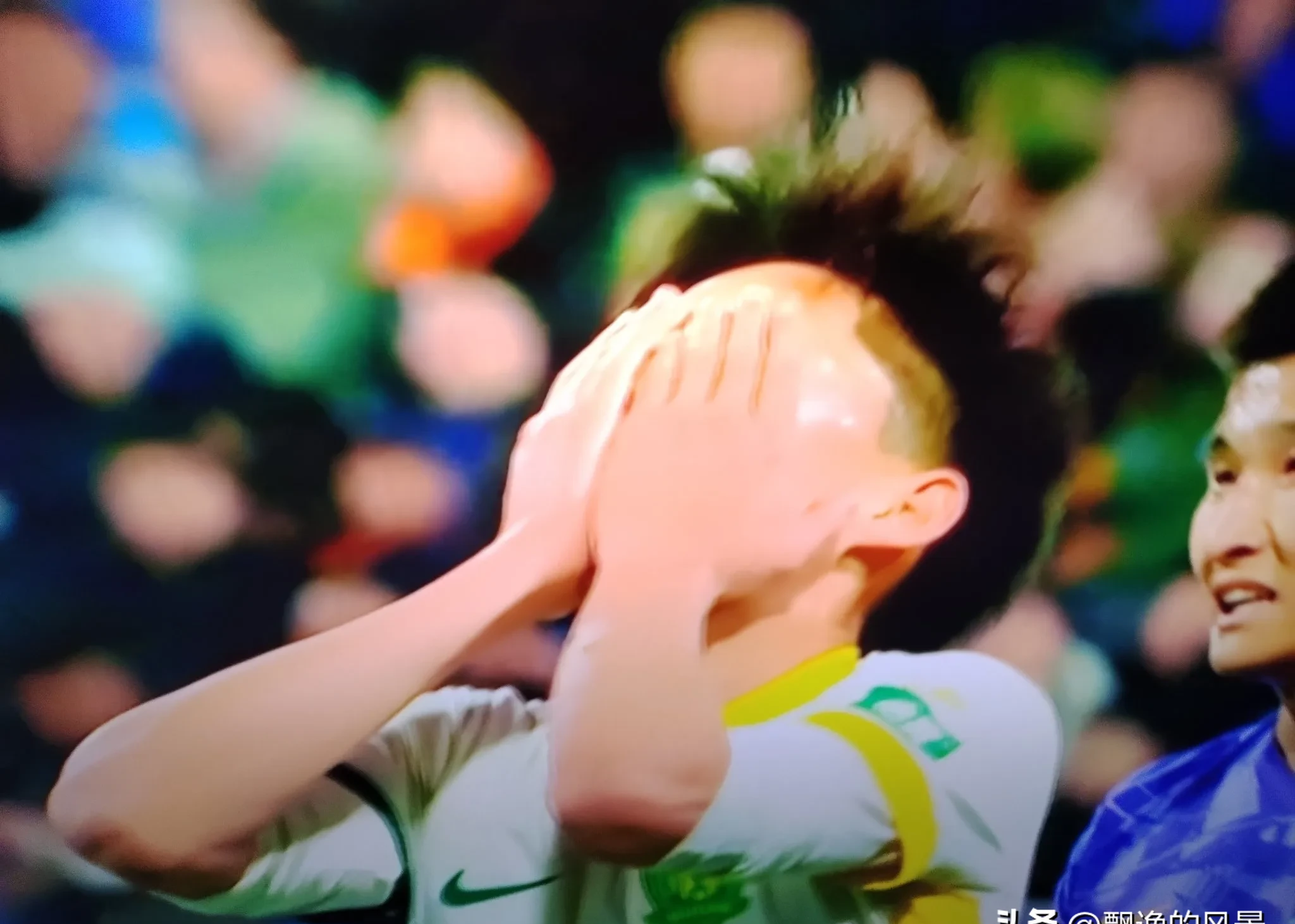 爱游戏官网入口-包含足球比赛关键时刻揪心，现场气氛紧张的词条