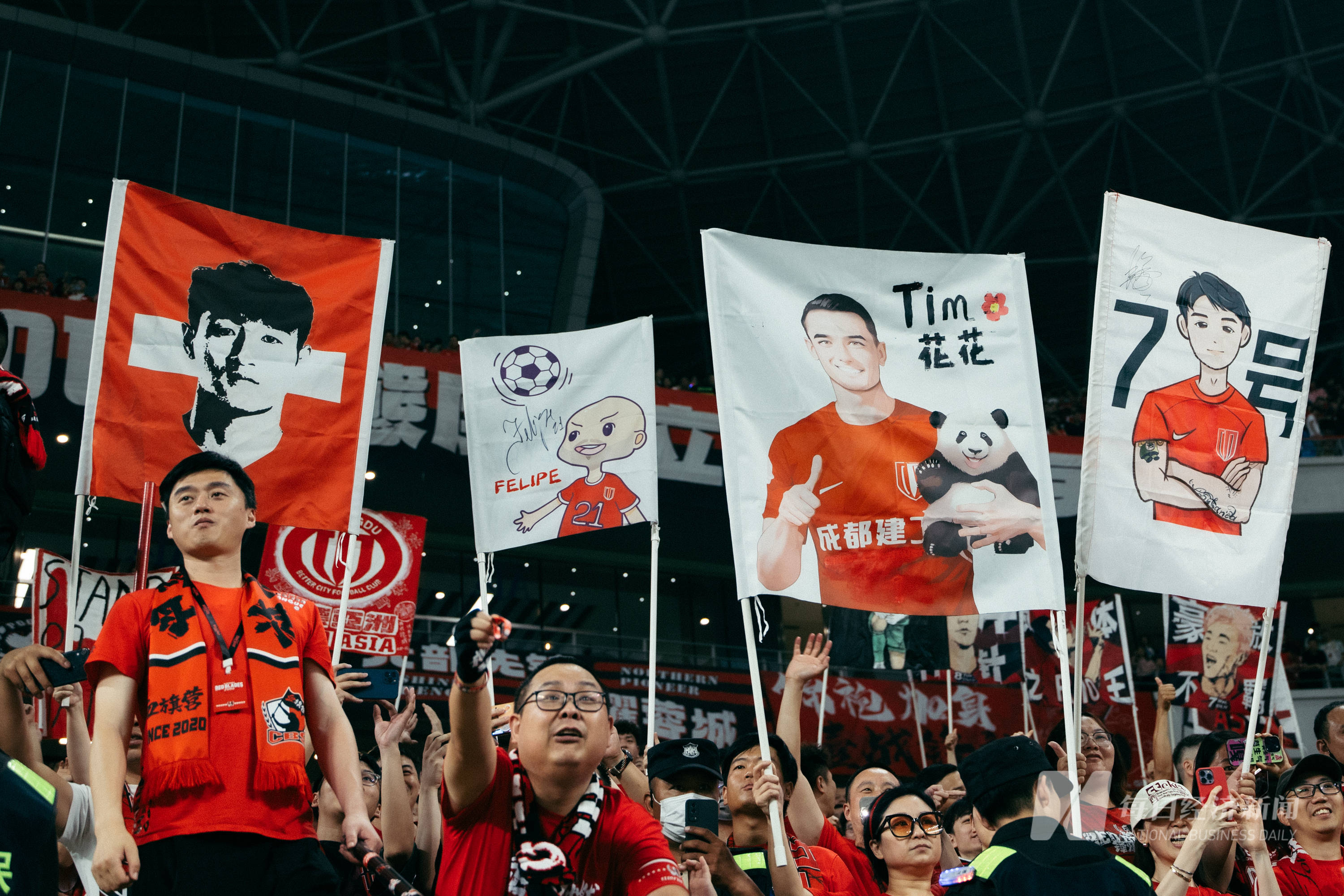 爱游戏官网网页版入口-新赛季揭幕战精彩绝伦，球场燃爆热情