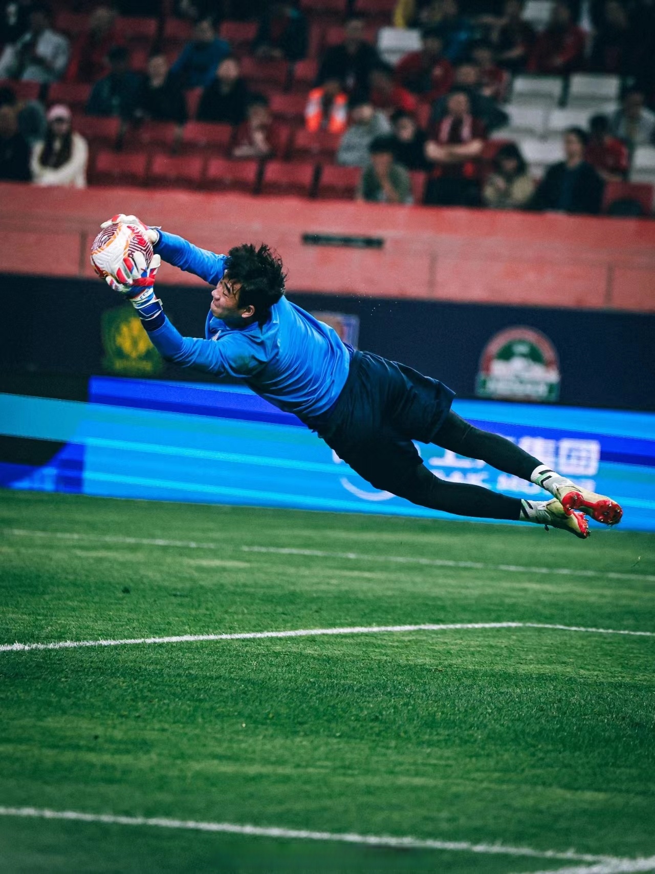 爱游戏官网-包含球场上球员奋力拼搏，创造精彩时刻的词条